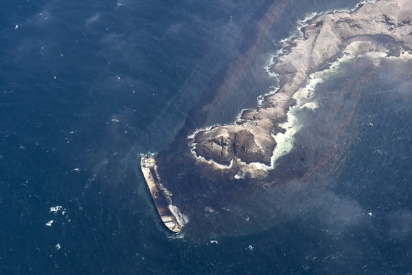Oman intensifies efforts to contain oil spill from stranded ship