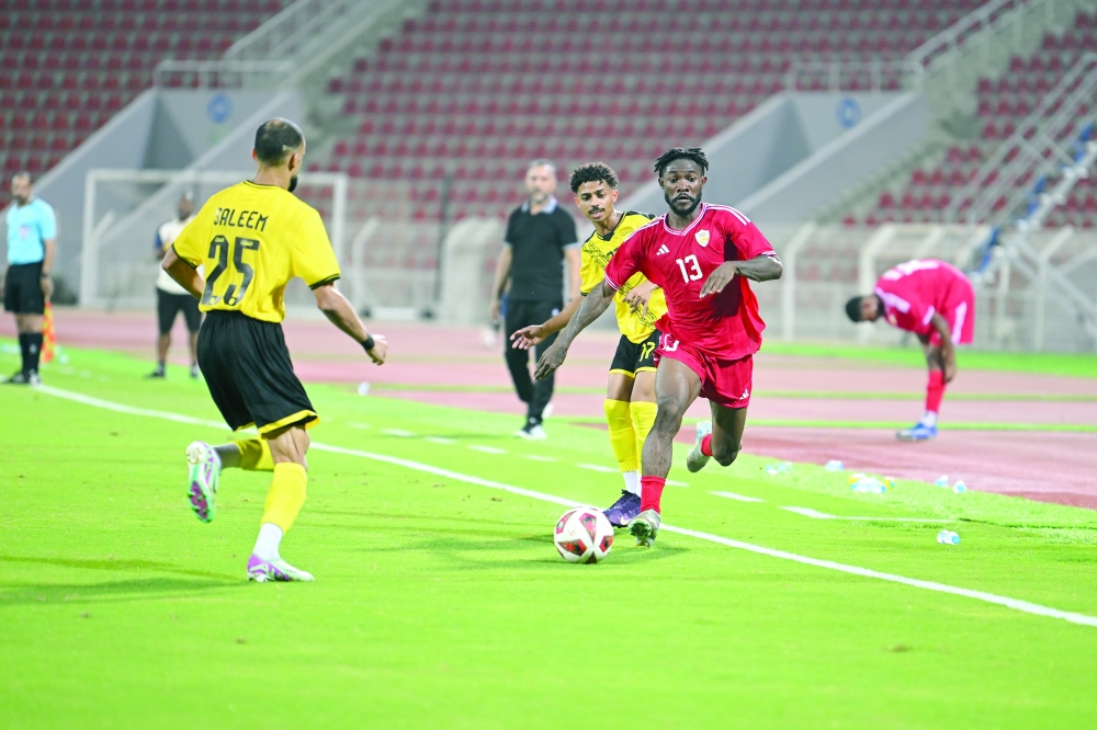 Fanja and Oman Club players in action in Muscat. — Abdulwahid al Hamadani