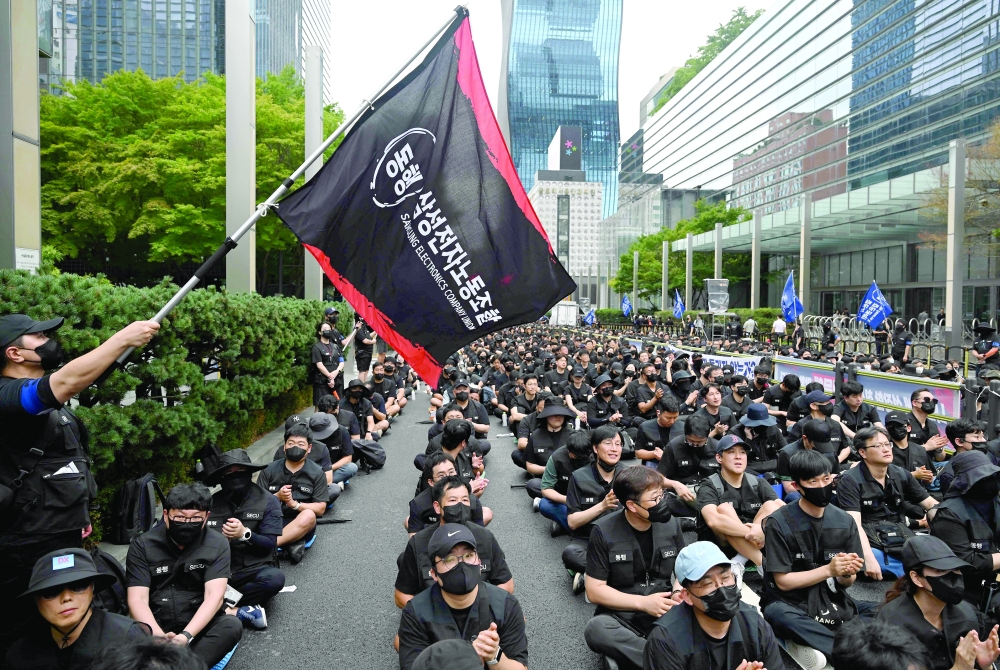 Members of the Samsung Electronics Company Union gather during a rally demanding compensation negotiations in front of the Samsung Electronics Seocho building in Seoul. — AFP