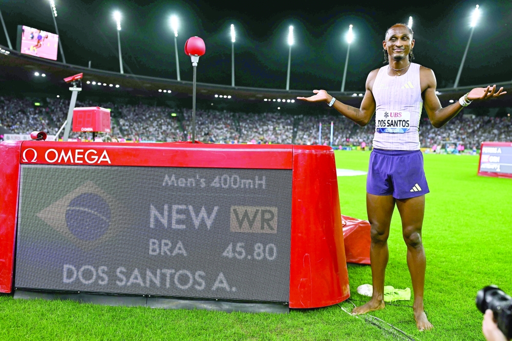 TOPSHOT - Brazil's Alison dos Santos celebrates after winning and breaking the world record in the men's 400m hurdles during the IAAF Diamond League athletics meeting, at the Letzigrund Stadium, in Zurich on August 27, 2026. (Photo by Fabrice COFFRINI / AFP)
