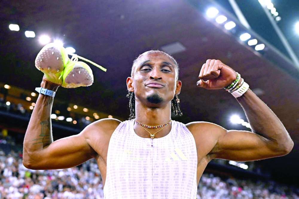 Brazil's Alison dos Santos celebrates after winning and breaking the world record in the men's 400m hurdles during the IAAF Diamond League athletics meeting, at the Letzigrund Stadium, in Zurich on August 27, 2026. (Photo by Fabrice COFFRINI / AFP)
