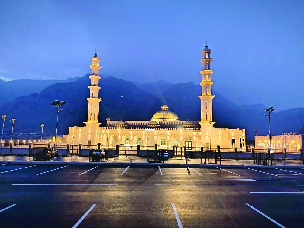 The main prayer hall accommodates up to 3,000 worshippers, complemented by a dedicated women’s prayer hall with a capacity of nearly 200.