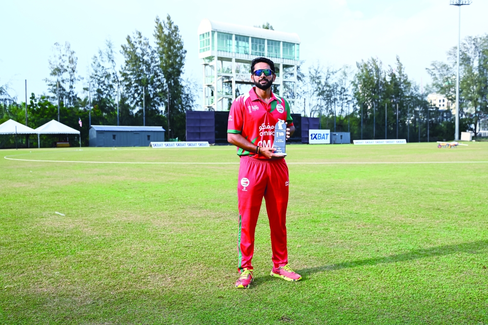  Oman skipper Vinayak Shukla with the player of the match award.