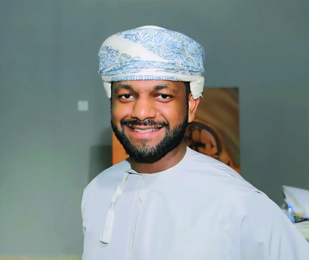 Artist Suwaid bin Masoud al Yaarubi