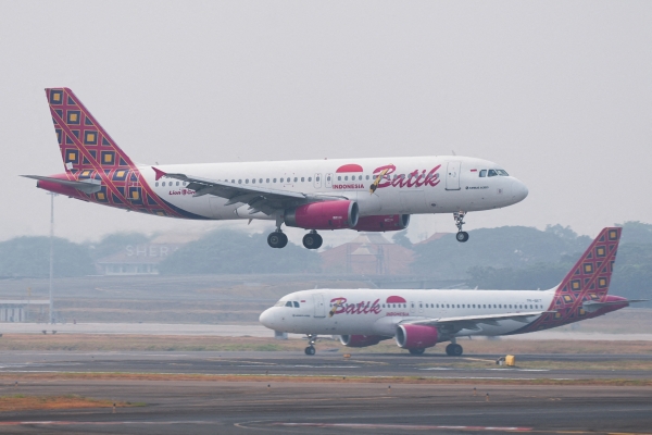 Flights resume gradually in Indonesia after volcanic eruption