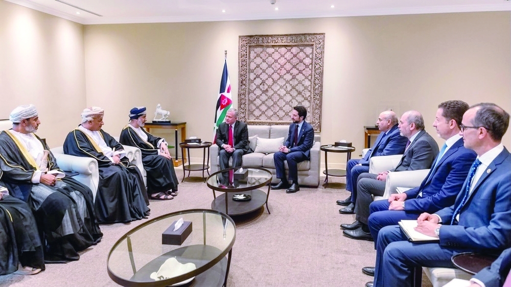 King Abdullah II bin Al Hussein holds talks with Khalid bin Hilal al Maawali.