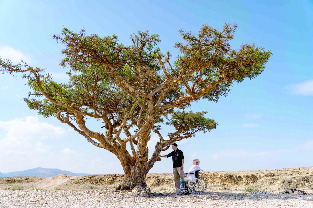 Gaetano Pesce and Renaud Salmon at Wadi Dawkah in 2023, where a shared
fascination with resin began to take form.
