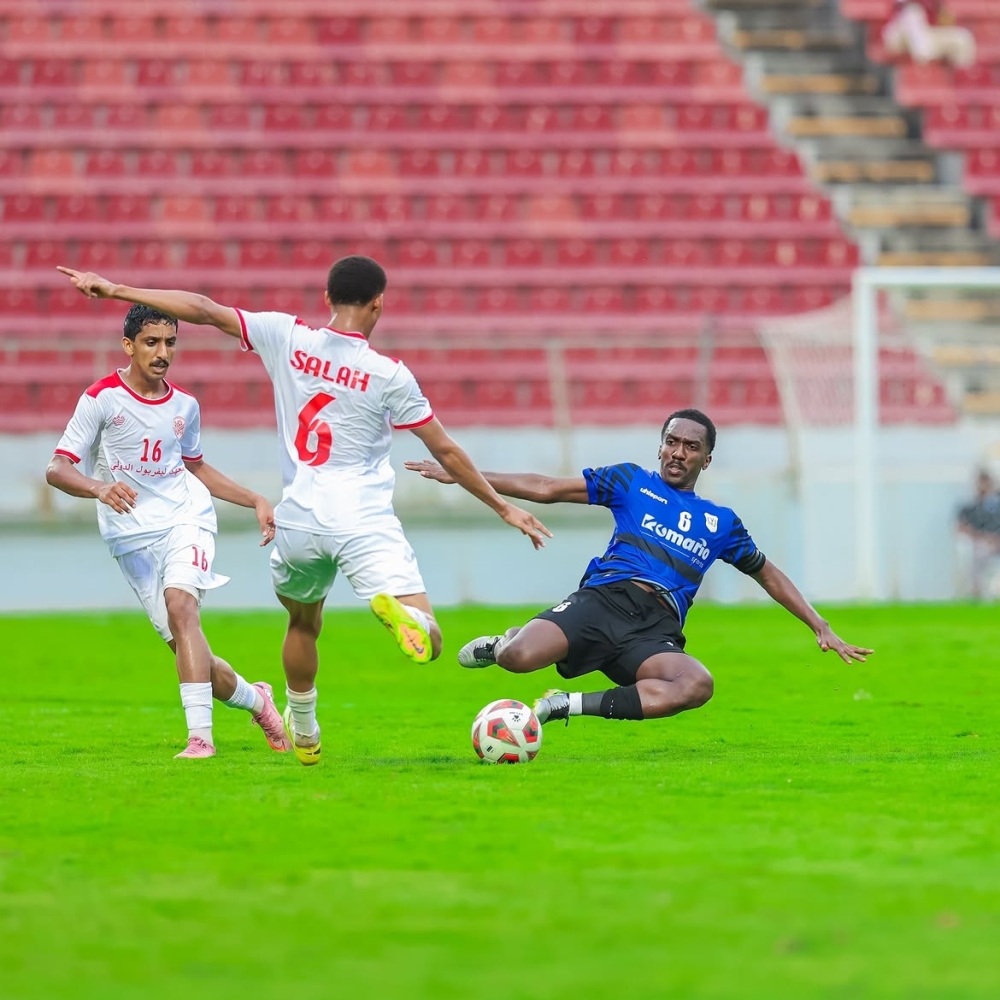 Al Nasr secured a third consecutive victory, taking the top spot in the standings after defeating visiting Al-Musannah in the round's fixtures.