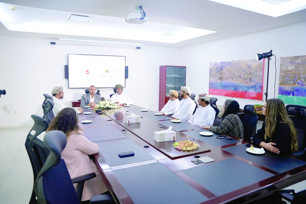 Under the memorandum, Al Sifah Development Tourism Company may provide support for one of the OMSC's programmes or activities related to marine sports during the validity of the agreement.