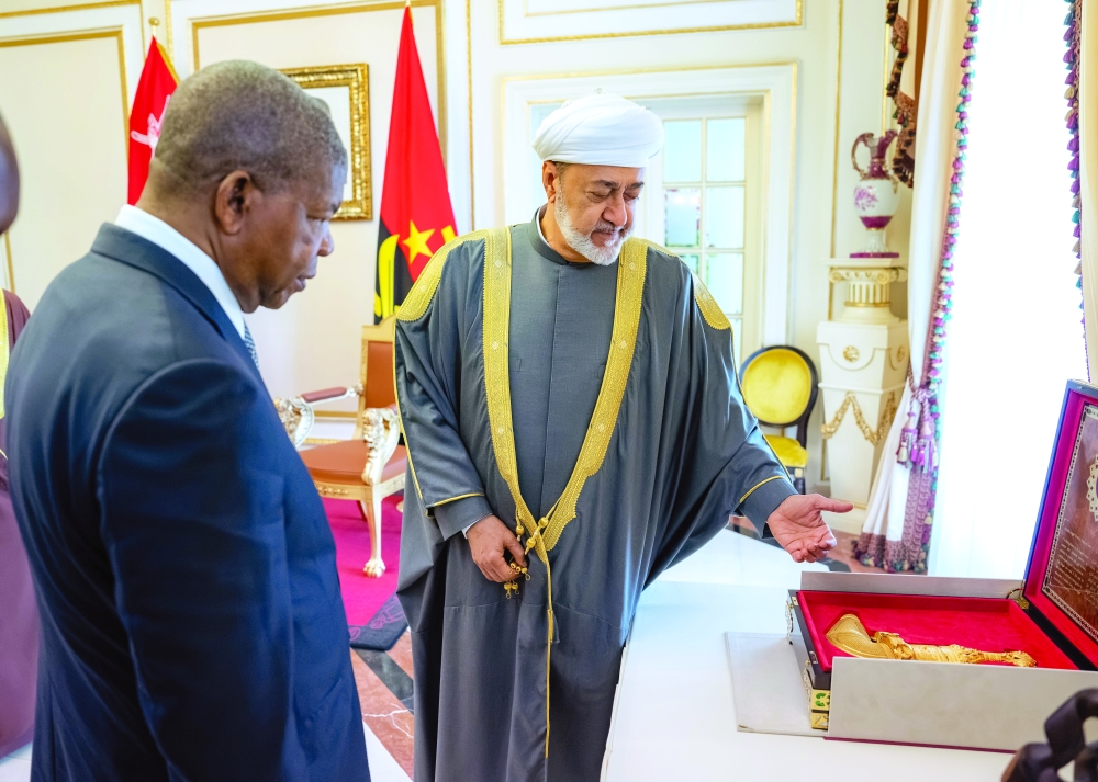 In honour of His Majesty Sultan Haitham bin Tarik, President João Manuel Lourenço of Angola hosted an official luncheon at the Presidential Palace in the capital, Luanda, on Friday. Prior to the luncheon, His Majesty the Sultan and the President of Angola exchanged commemorative gifts, in a gesture reflecting the profound friendship and amicable ties uniting the two countries.
