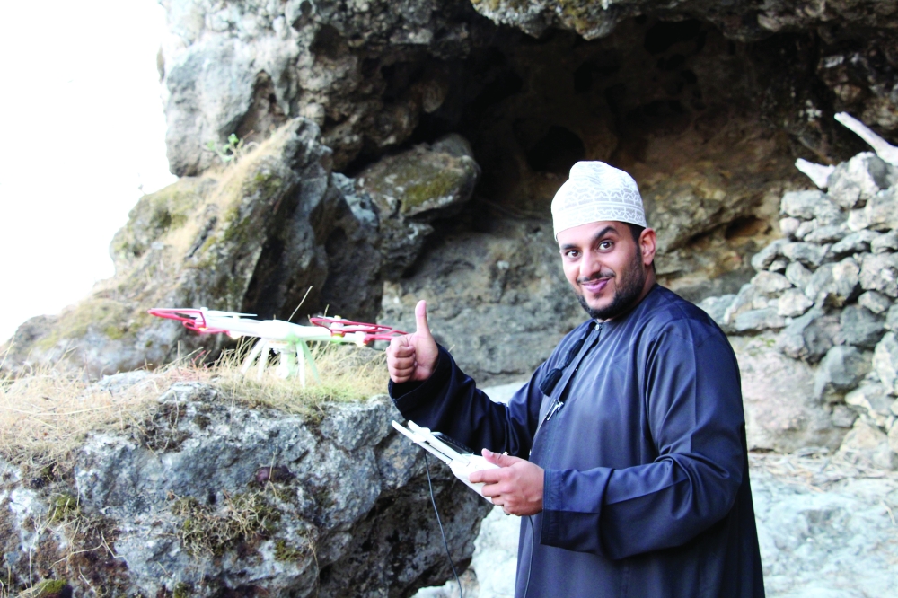 Ahmed al Kathiri operates a drone to document a cave entrance alongside Prof Dr Duško Kuzović.