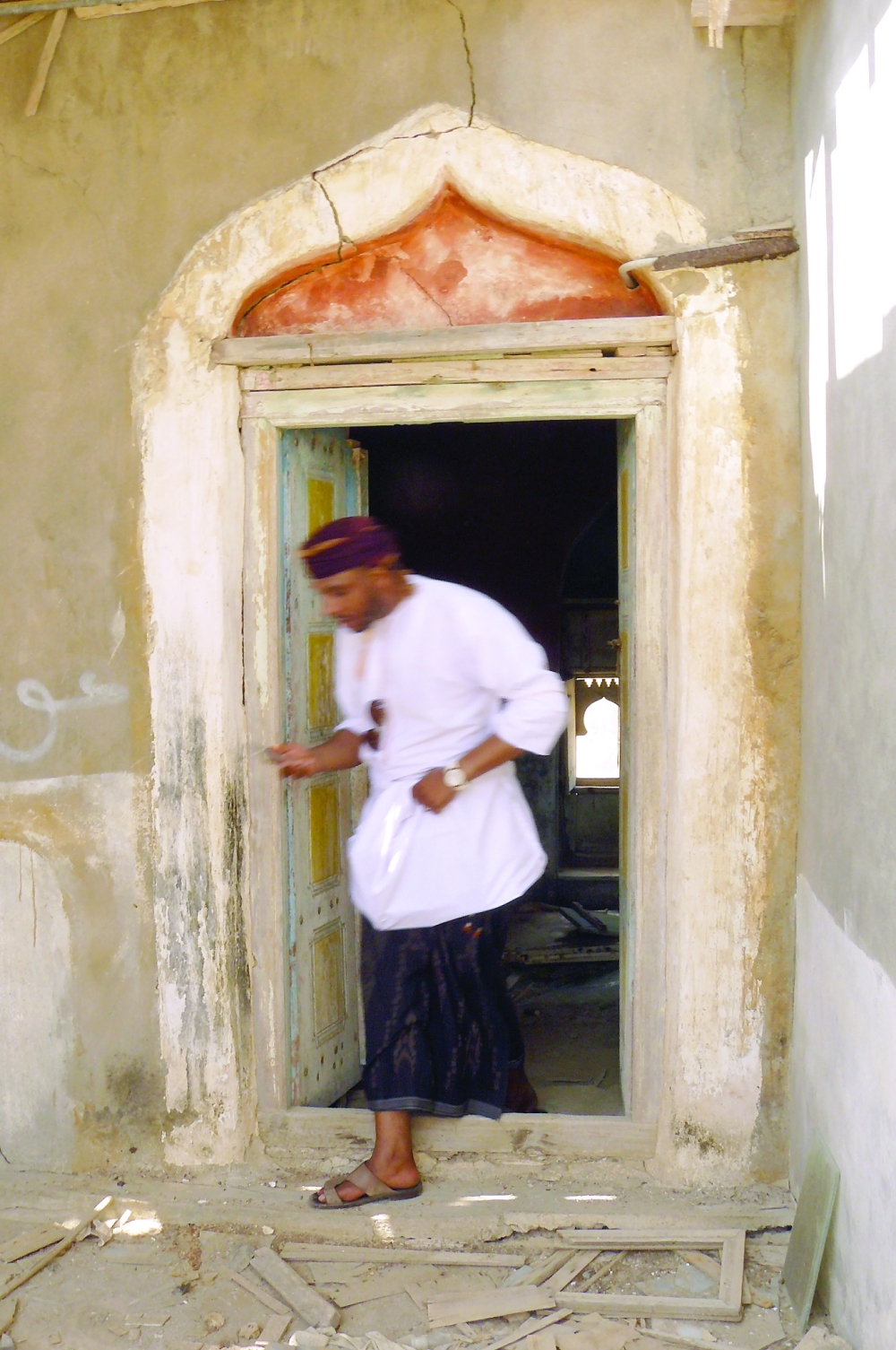 Hatim bin Salim Tahmoom documents a traditional house as part of the History of Architecture study in Dhofar.