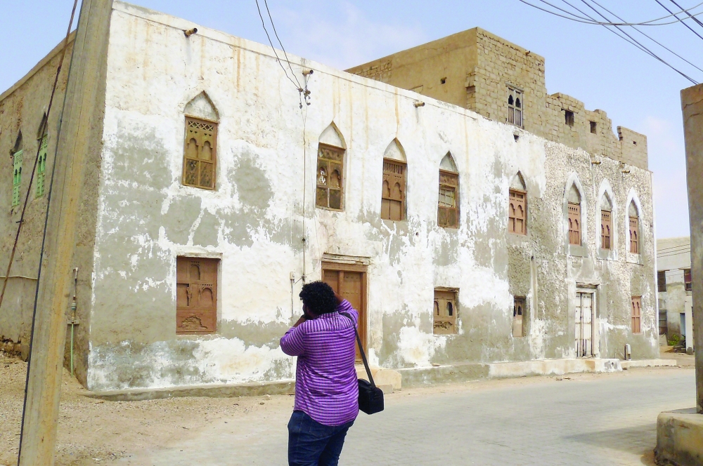 Raid bin Abdullah Bait Said photographing a traditional house in Mirbat as part of Dr Duško Kuzović’s History of Architecture class in Dhofar.