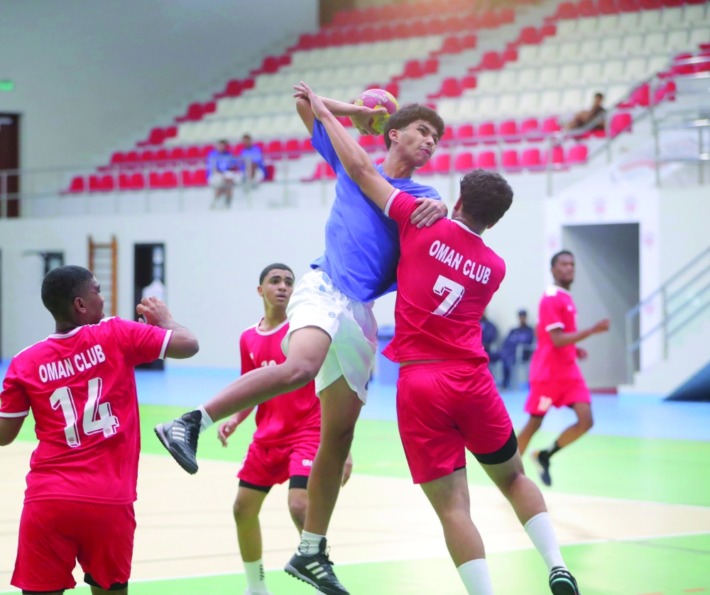 Oman Club players attack against Saham. — Faiza al Balushi