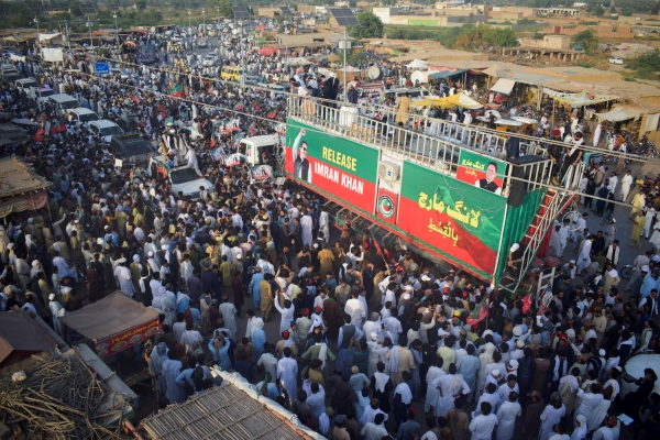 Thousands of Imran Khan supporters start march to Pakistani capital ...