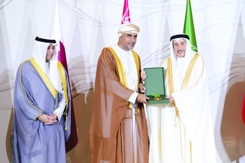 Shaikh Khalid bin Abdullah al Khalifa, Deputy Prime Minister of Bahrain, presents the medal to Dr Ahmed bin Jumaa al Riyami, Assistant Vice-Chancellor of UTAS.