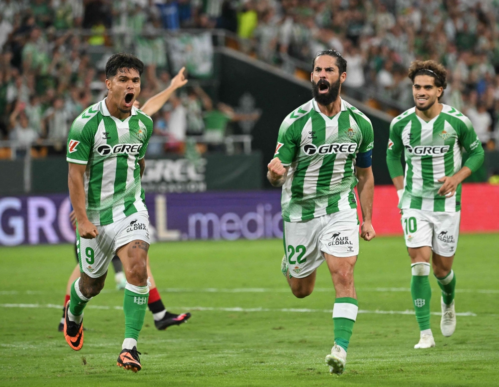 Real Betis' Spanish midfielder #22 Isco (2R) celebrates scoring his team's fourth goal  