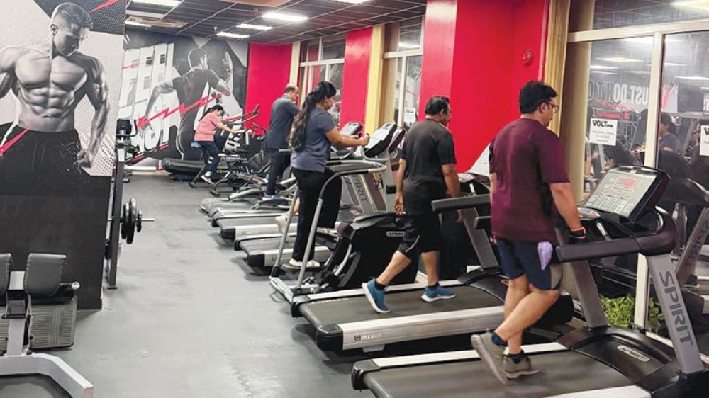 Ego lifting refers to attempting to lift weights beyond one's ability.
