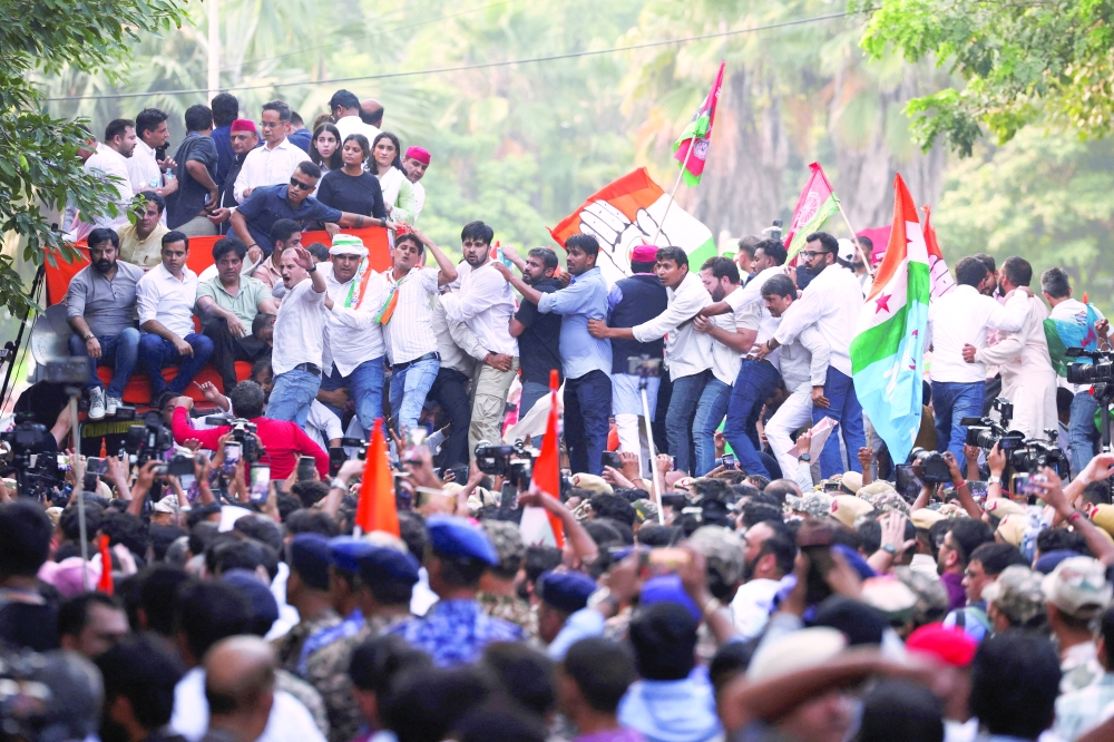 Supporters of the opposition parties join a protest march to the Supreme Court to protest a controversial revision of voter lists that has sparked days of unrest, in New Delhi, India, October 12, 2026. REUTERS/Bhawika Chhabra    TPX IMAGES OF THE DAY     