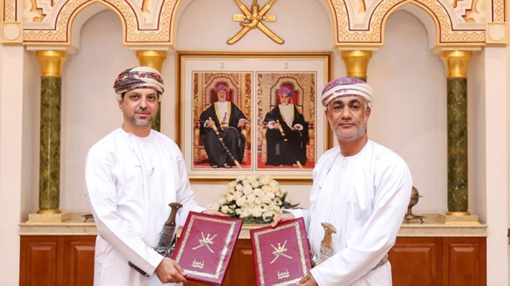 The agreement was signed by Ahmed bin Saeed al Ameri, Chairman of Muscat Municipality, and Talib bin Hamoud al Rashidi, Acting Chief Executive Officer of Ithca Group