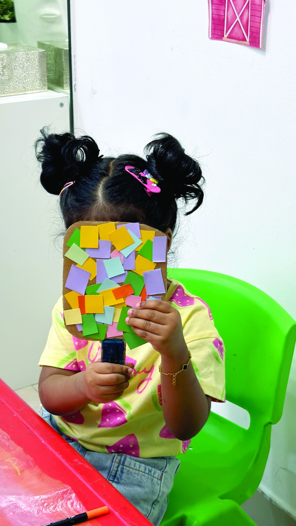 
A colourful little treat made by little hands. The little explorers created their own ice popsicles using colourful paper pieces. 