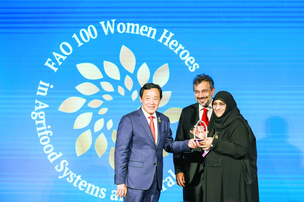 Amna al Murshidi was awarded by FAO Director-General Qu Dongyu (L) during the presentation ceremony in Rome last week.