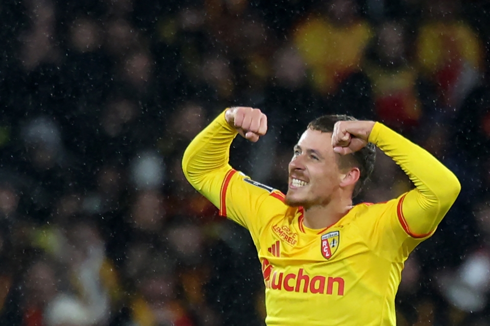 Lens' Belgian midfielder #09 Thorgan Hazard celebrates after scoring a goal  