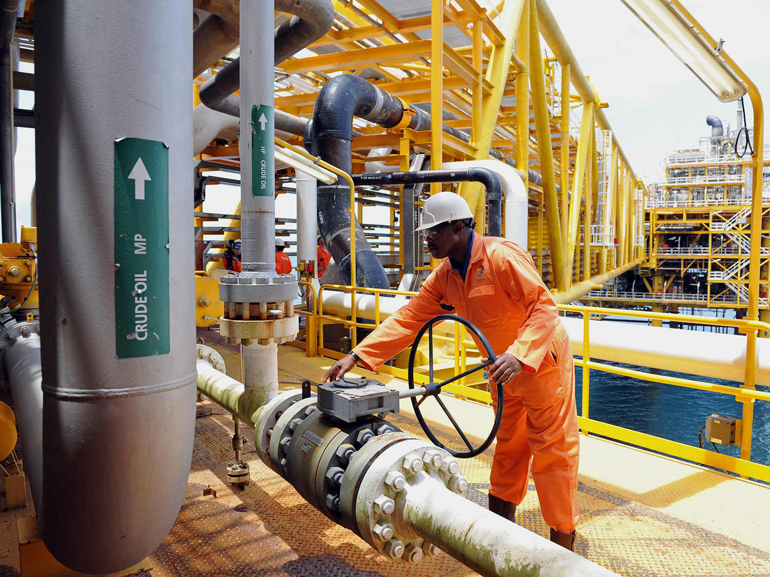 oil-worker-platform-port-harcourt-nigeria