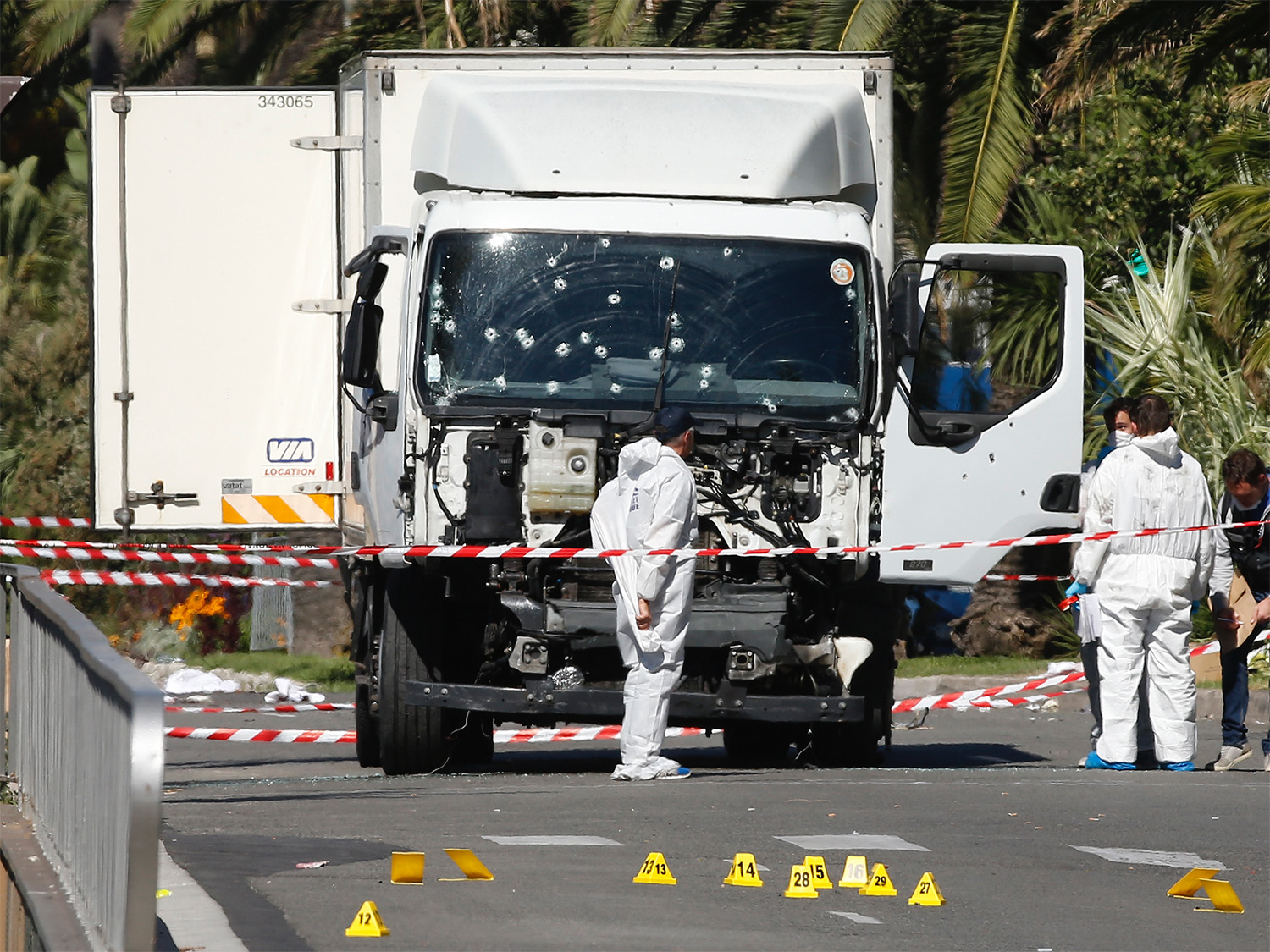 one-person-with-extraordinary-courage-stopped-the-truck-in-the-nice-attack