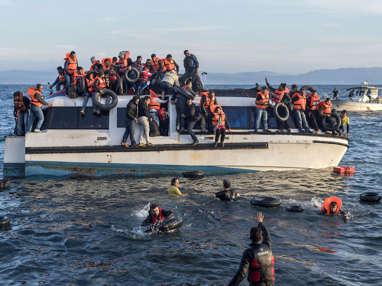 20151030_Syrians_and_Iraq_refugees_arrive_at_Skala_Sykamias_Lesvos_Greece_2