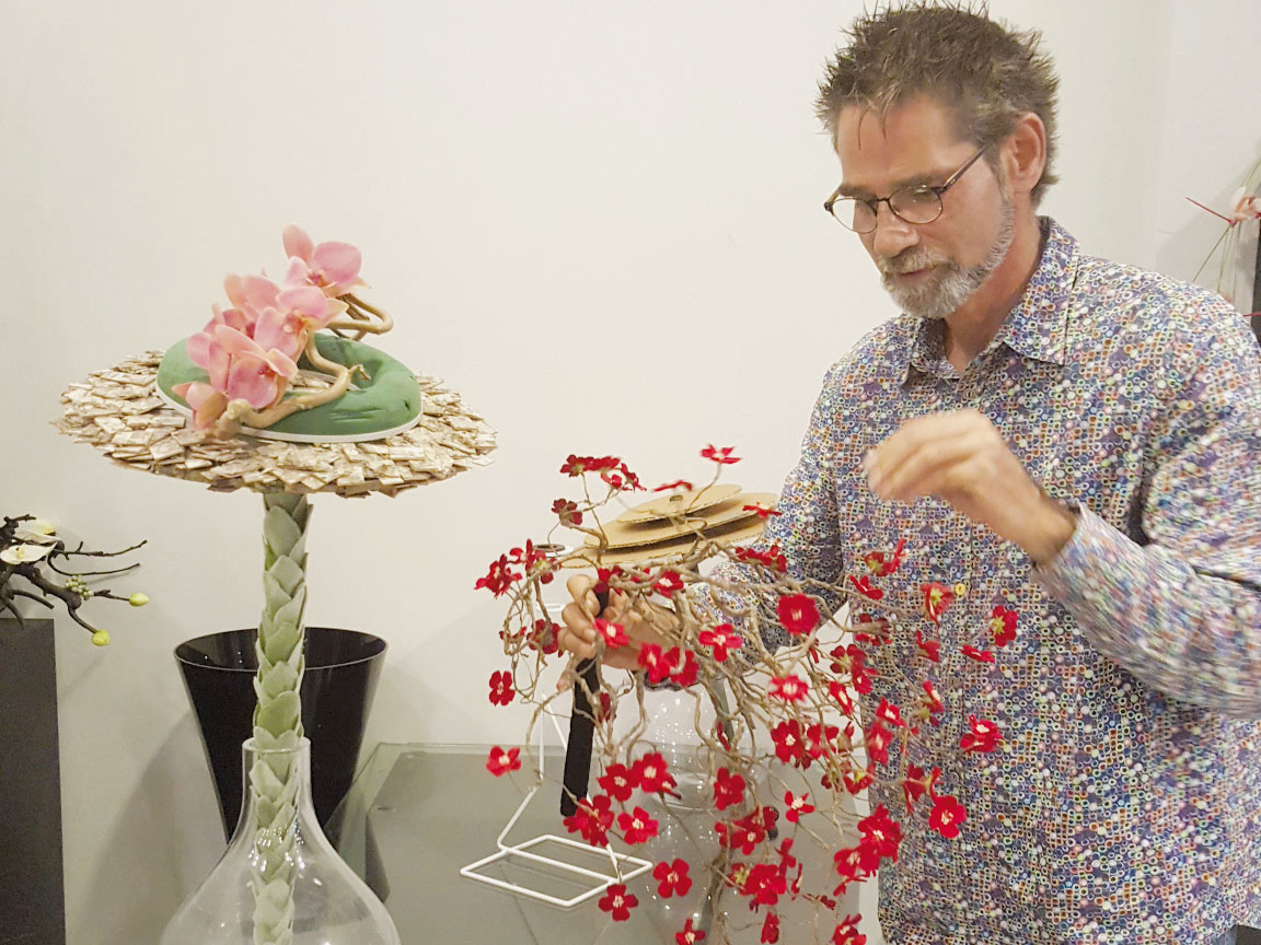 Narayano-with-his-works