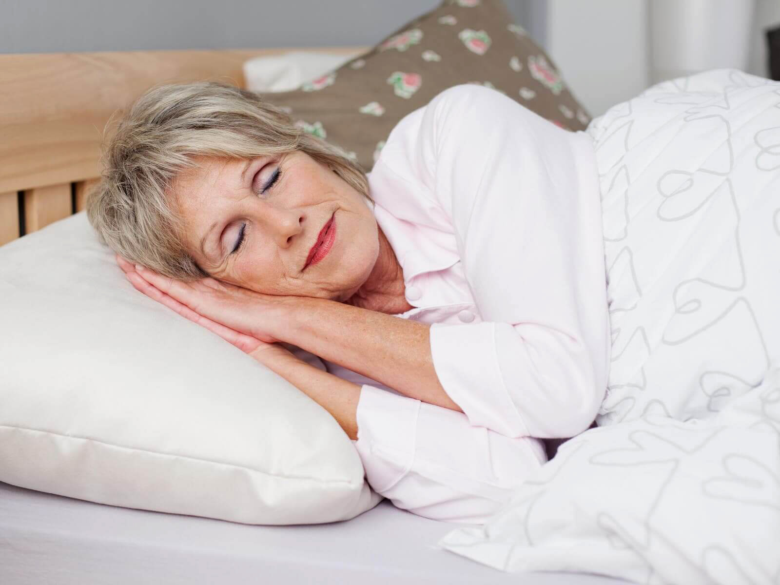 p40b-woman-sleeping-alone