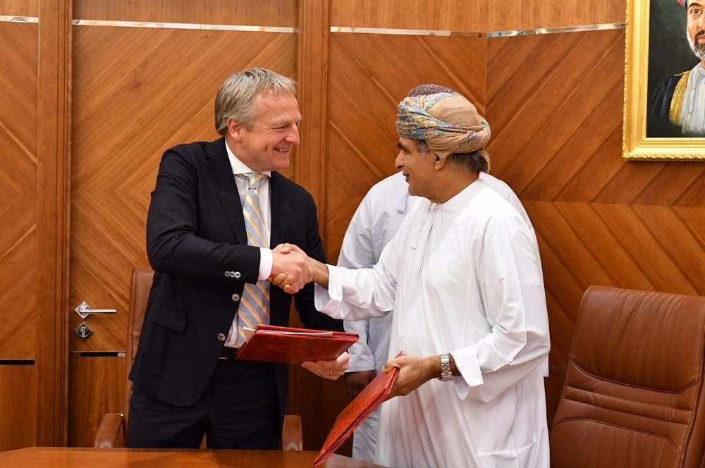 Shell Signs with Gov of Oman Image (2)