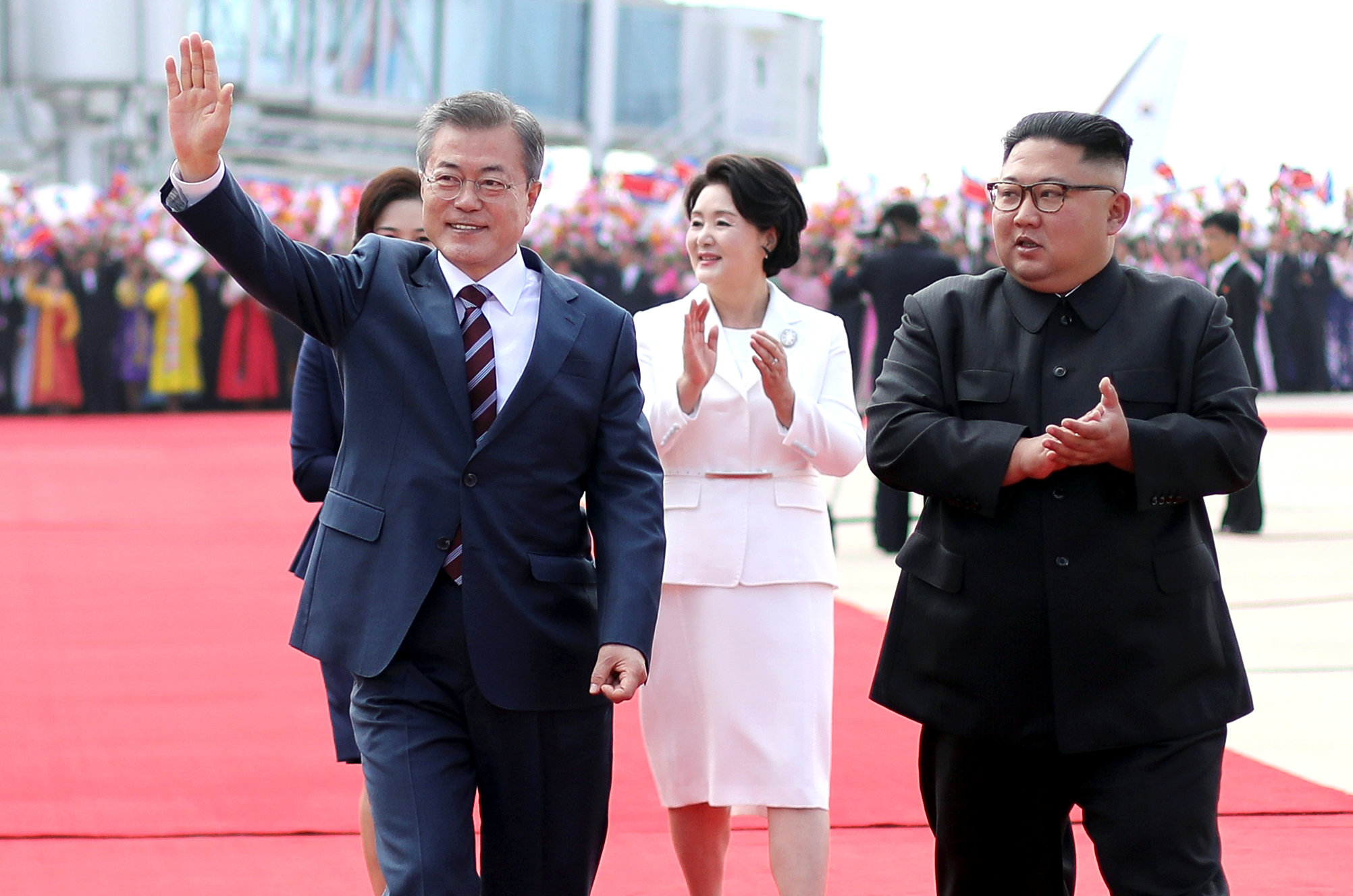 South Korean President Moon Jae-in and North Korean leader Kim Jong Un attend an official welcome ceremony at Pyongyang Sunan International Airport