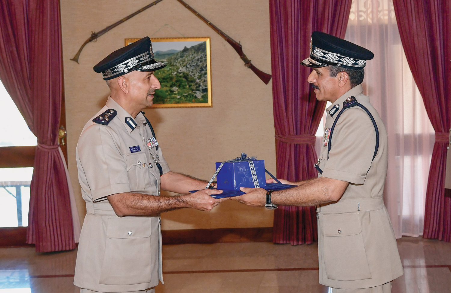 HM confers Excellent Service Medals on ROP senior officers - Oman Observer