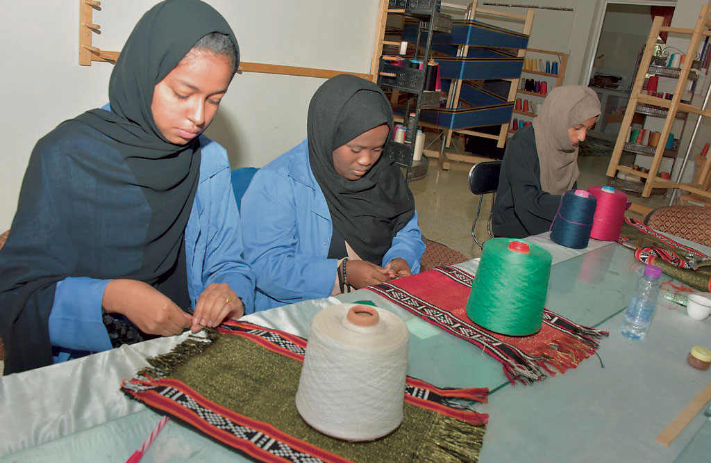 Students learn weaving, embroidery in Samayil Oman Observer