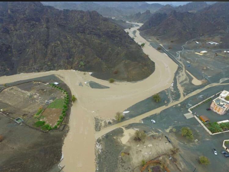 Wadis overflow as heavy rains lash several wilayats - Oman Observer