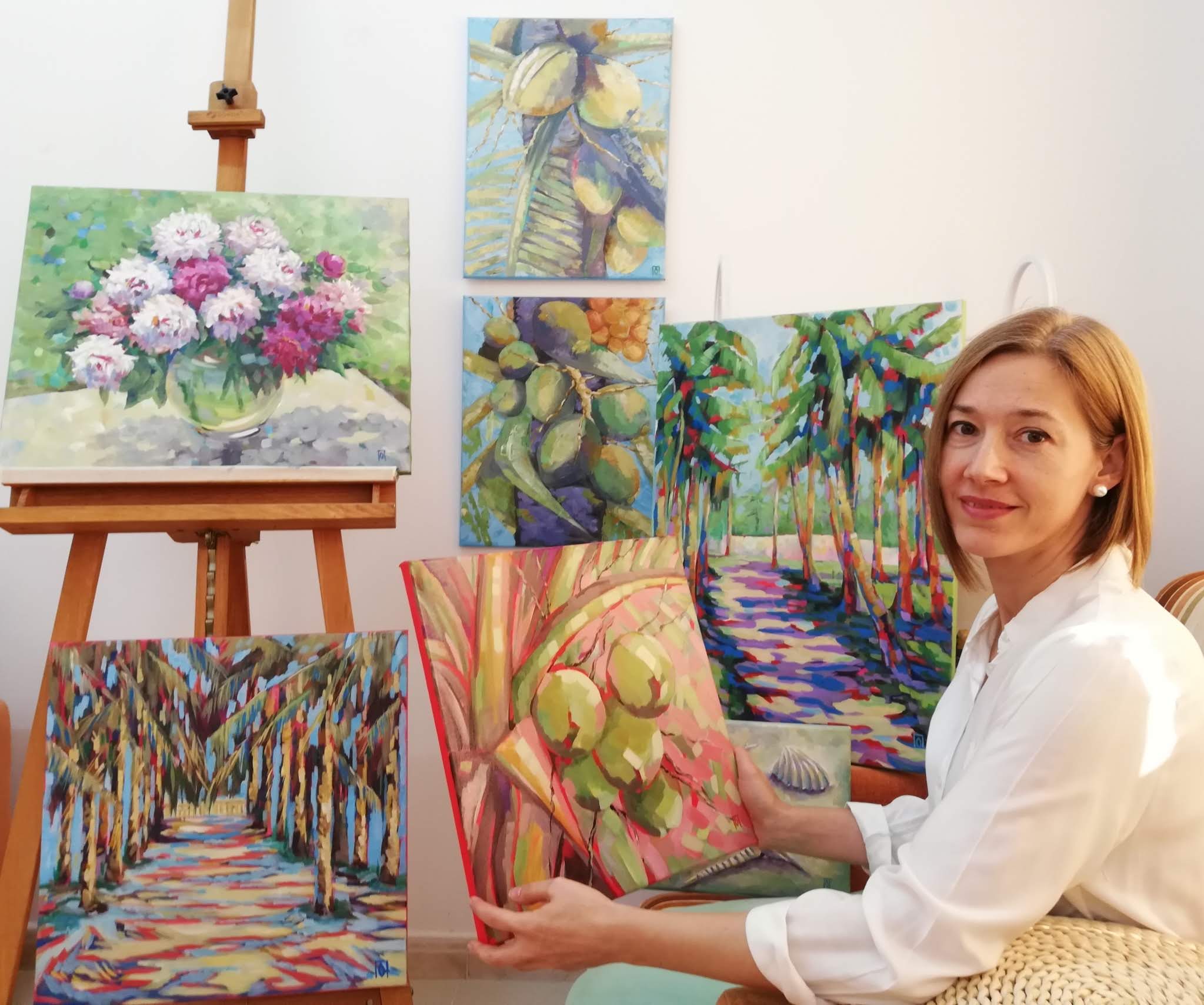 Oksana Prozorova with her works