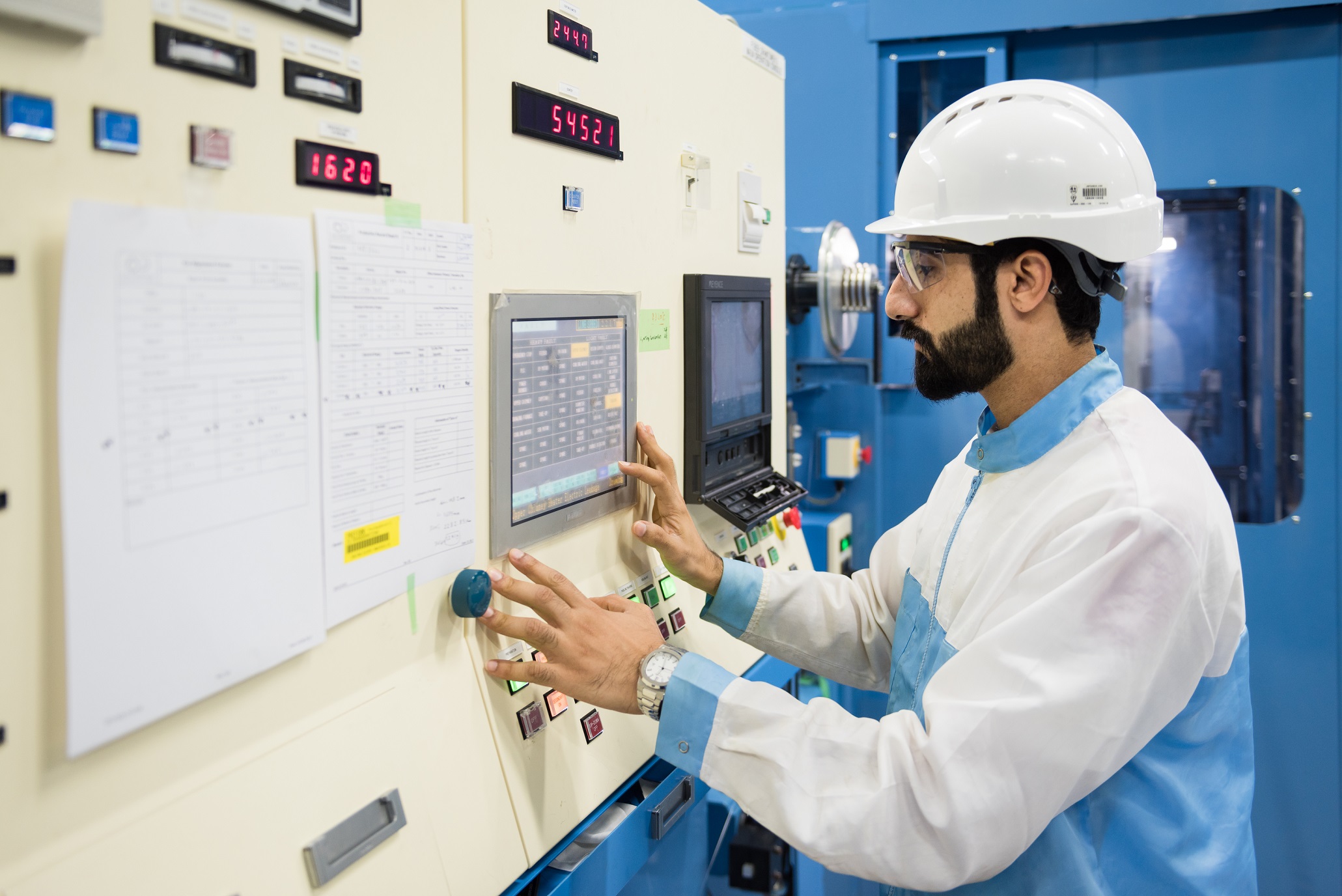 Madayn - Omani worker