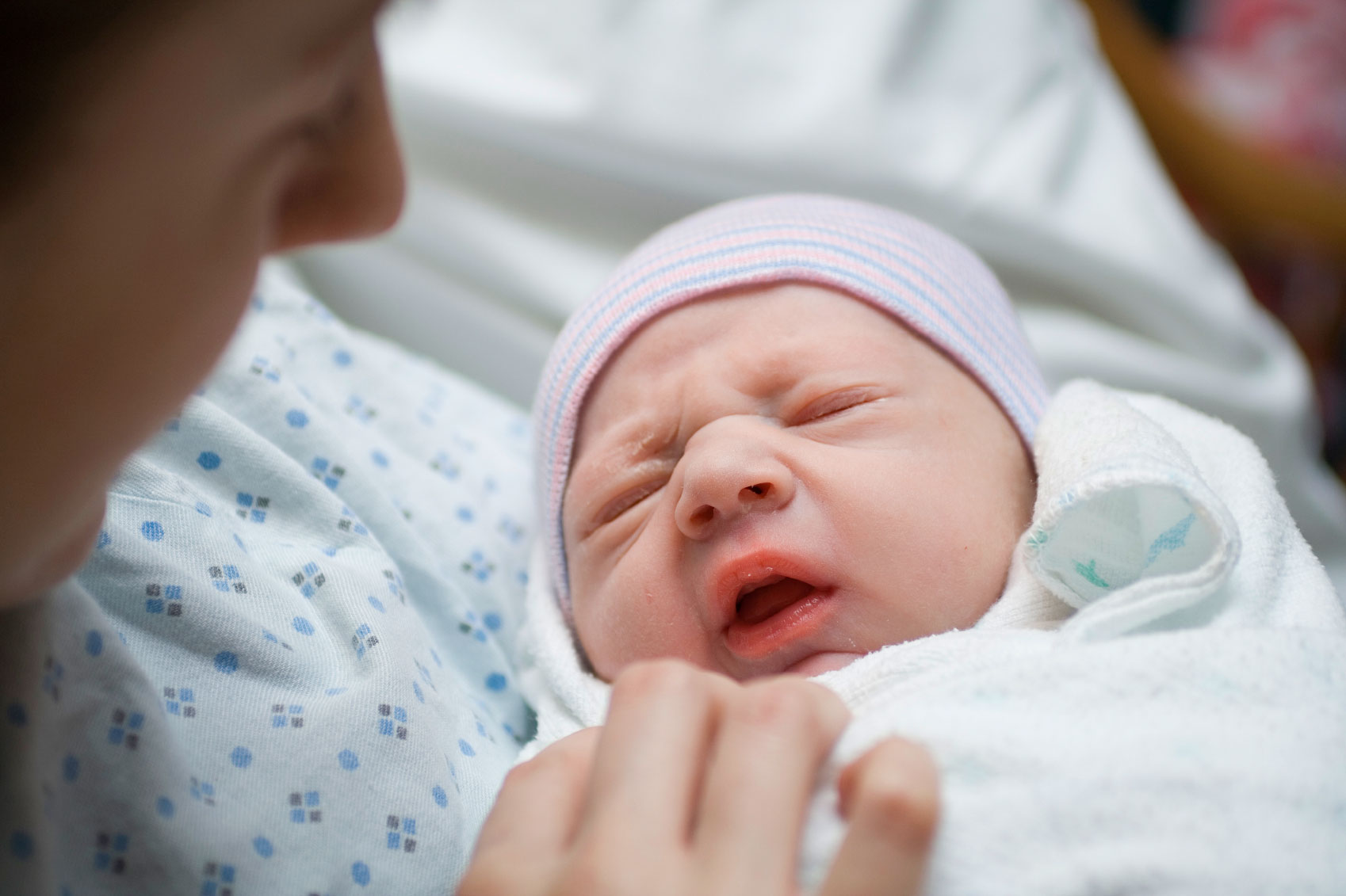 newborn-baby-with-mother-hospital_0