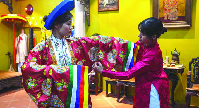 The-Vietnamese-designer-convincing-the-young-to-choose-tradition